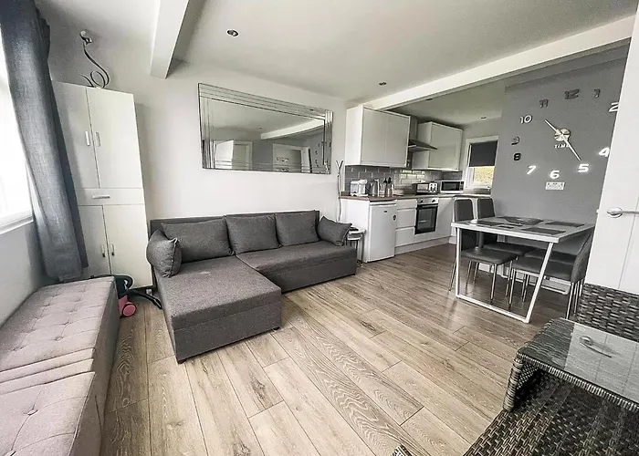 Beautiful Chalet In The Seaside Village Of Scratby, Norfolk Ref 51054S