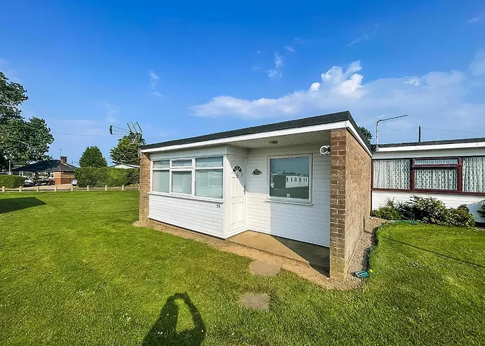 Beautiful Chalet In The Seaside Village Of Scratby, Norfolk Ref 51054S
