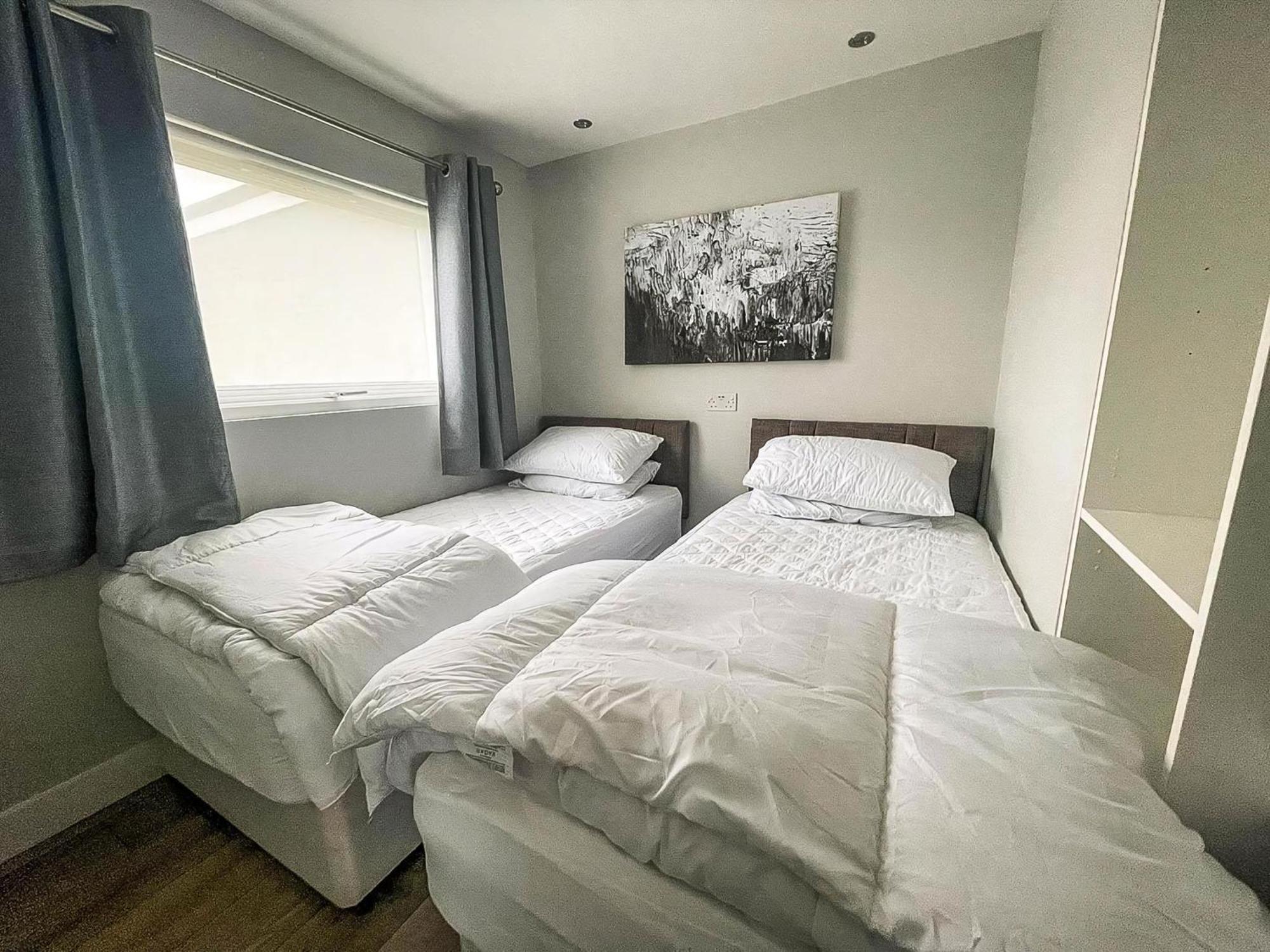 Beautiful In The Seaside Village Of Scratby, Norfolk Ref 51054s * Great Yarmouth