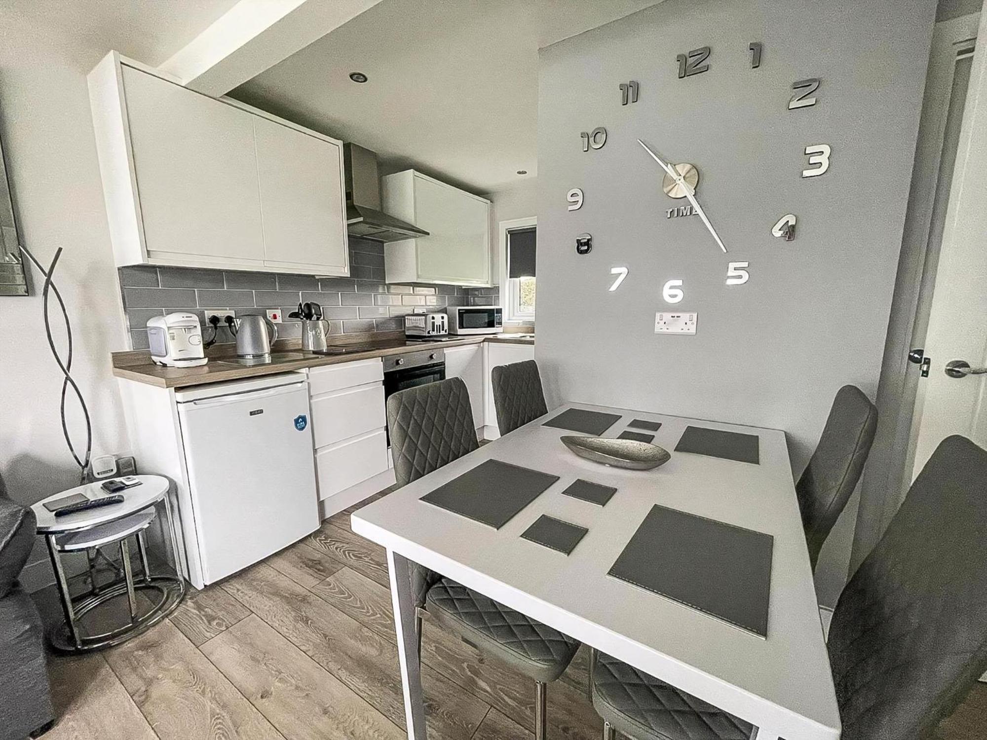 Chalet Beautiful In The Seaside Village Of Scratby, Norfolk Ref 51054s