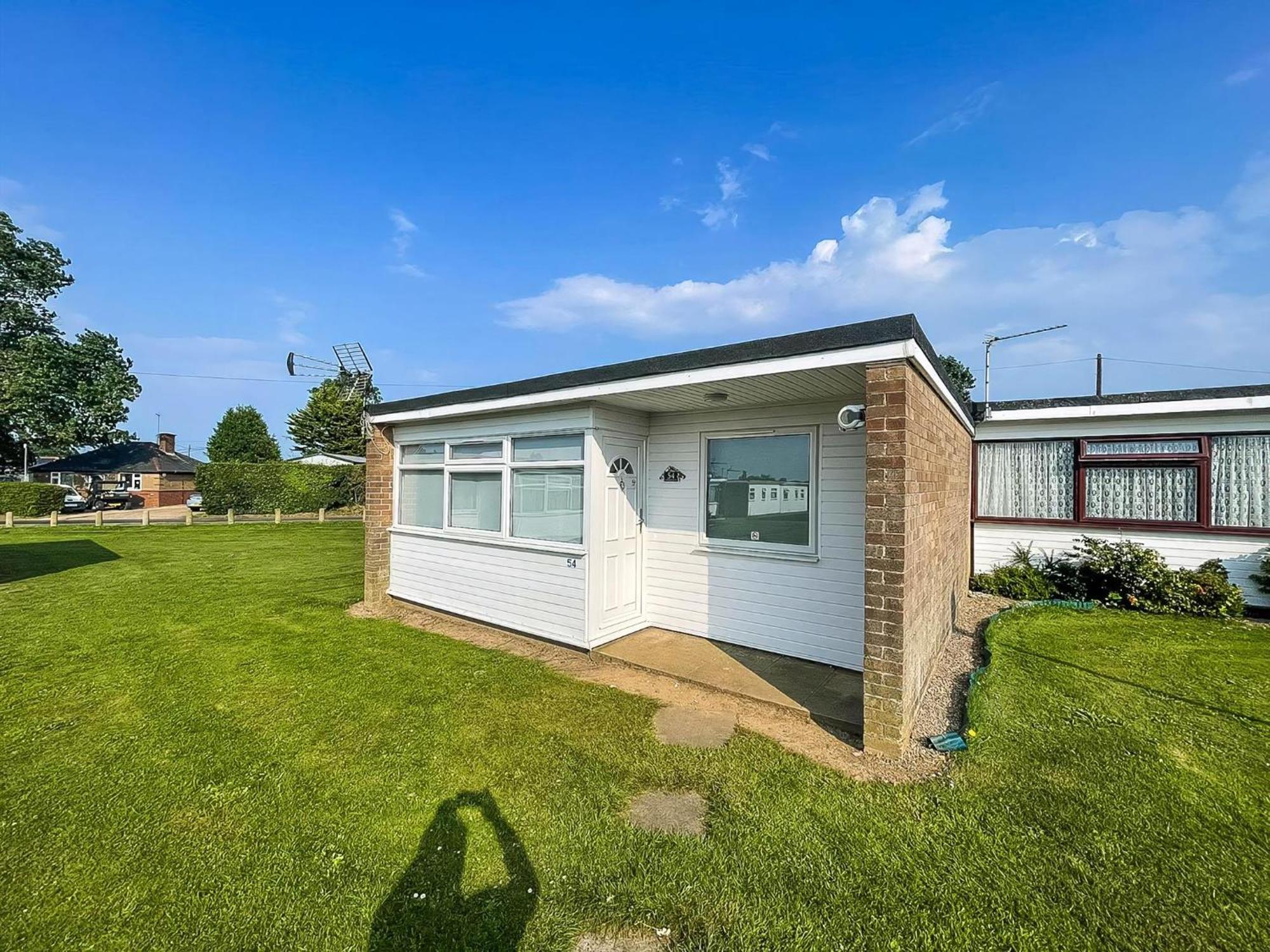 Chalet Beautiful In The Seaside Village Of Scratby, Norfolk Ref 51054s