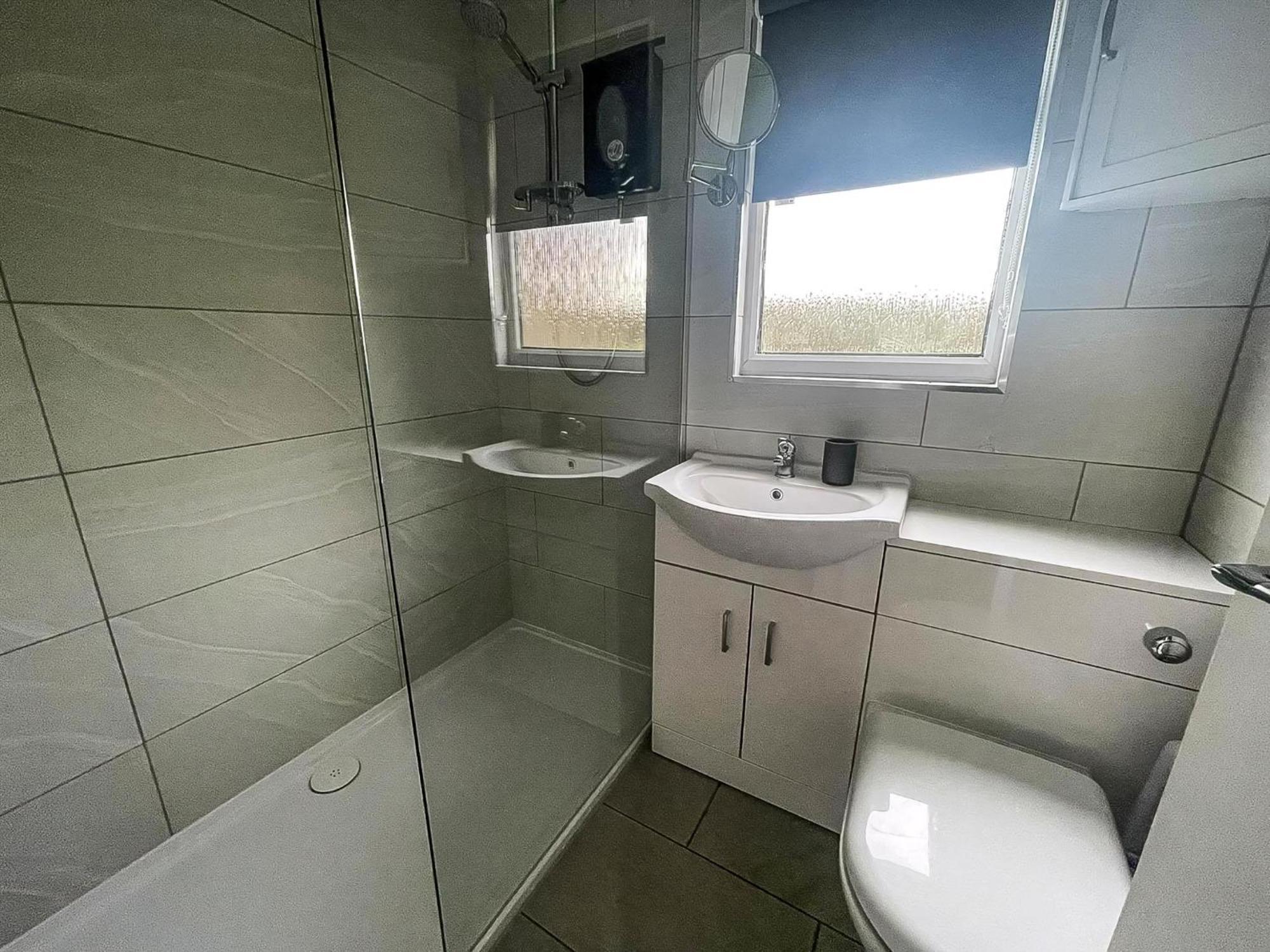 Beautiful In The Seaside Village Of Scratby, Norfolk Ref 51054s Great Yarmouth